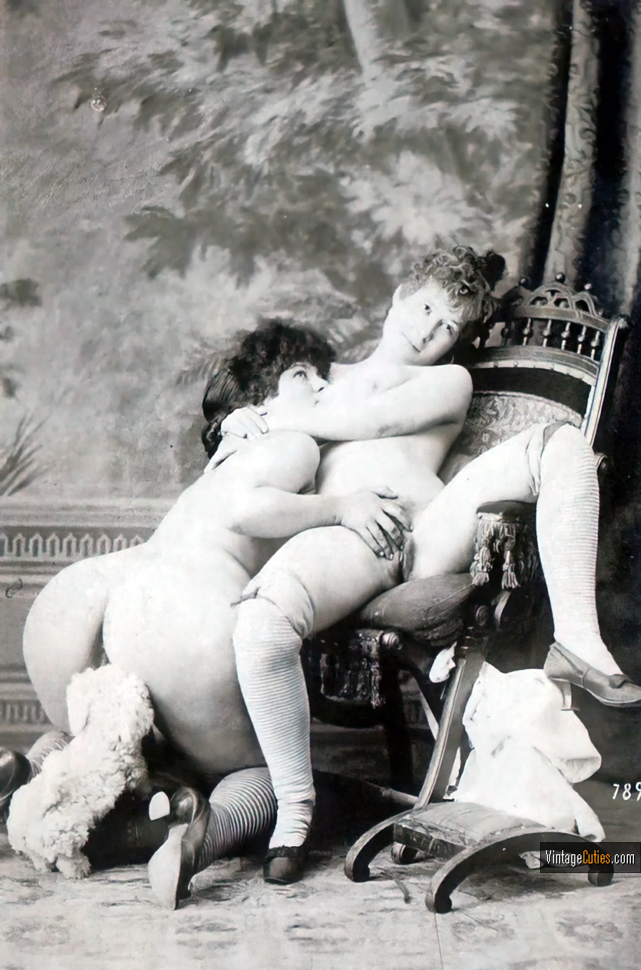 Antique brunette with a massive juicy ass touches another girl's wet pussy