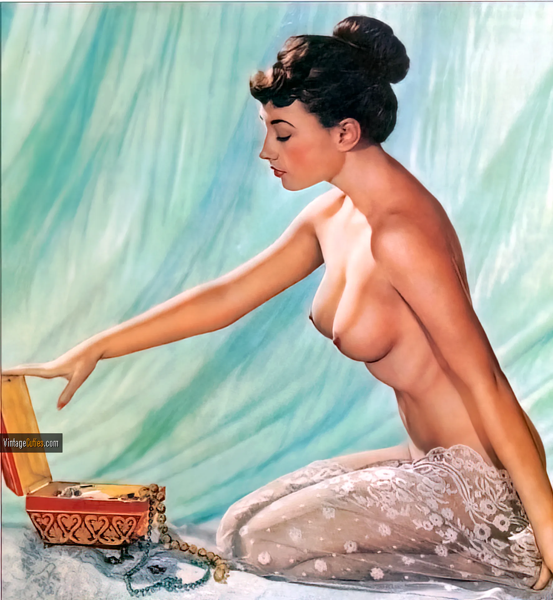 Pamela Green with perfect titties looking for jewelry