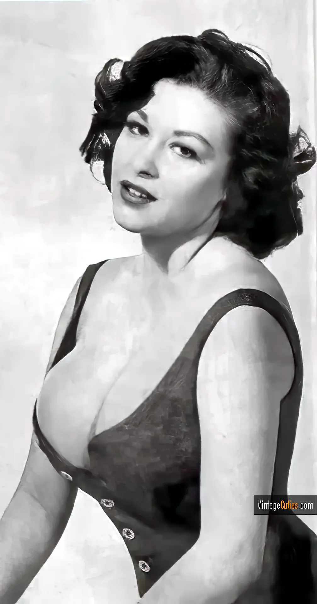 Elaine Reynolds has boobs too big to fit in her dress